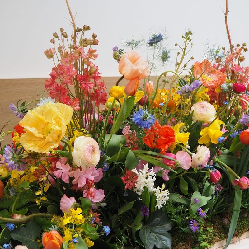 Kistbedekking als een weiland vol bloemen, gemaakt door Bloemies
