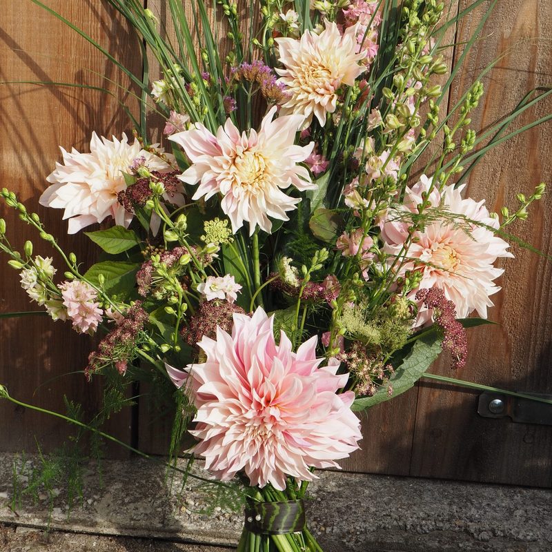Rouwboeket met dahlia's in zachte tinten, gemaakt door Bloemies