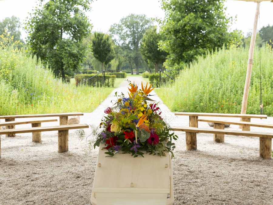 Afscheid buiten, onder een doek, op Nieuw Valkeveen