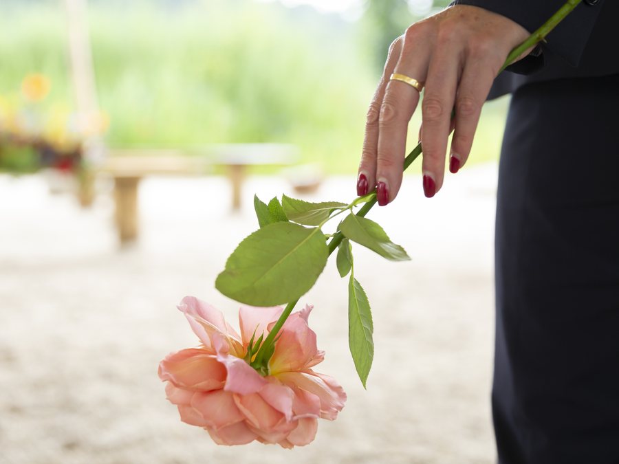 Een bloem op de kist leggen