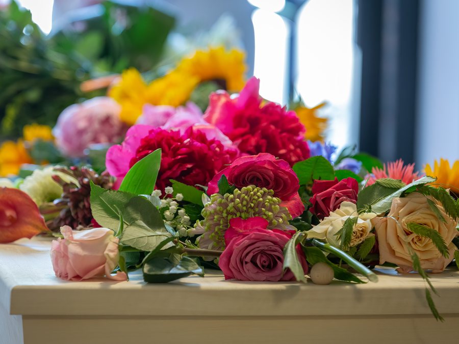 Een veld van bloemen op de kist, buiten