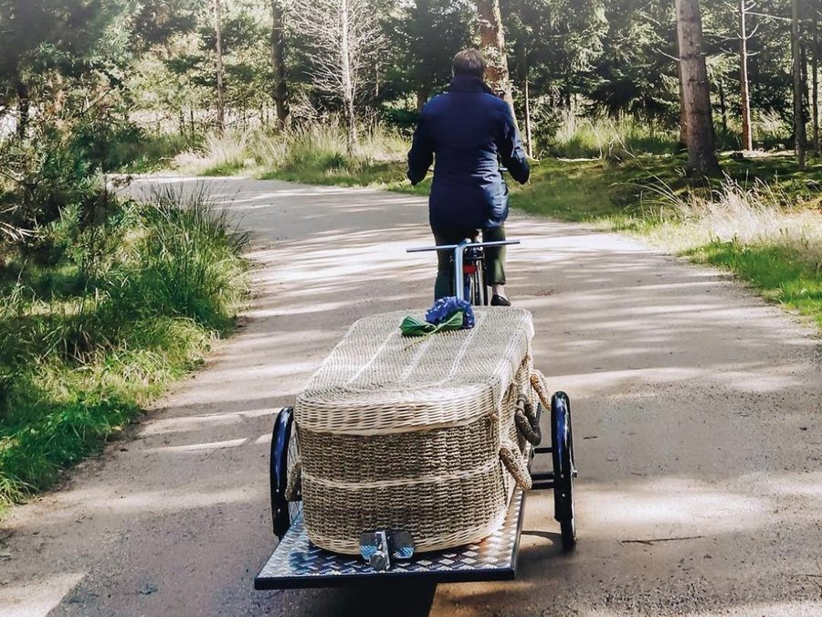 Op de fiets, met een gevlochten mand