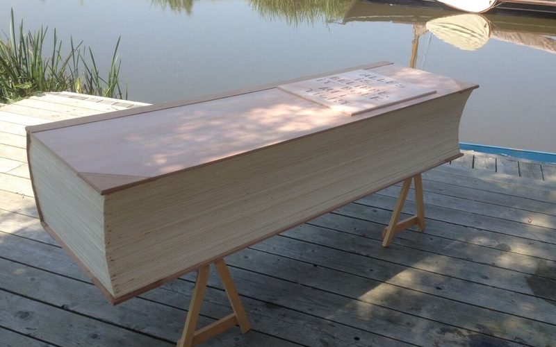 Boekenkist van De Kistemakker, een uitvaartkist in de vorm van een boek