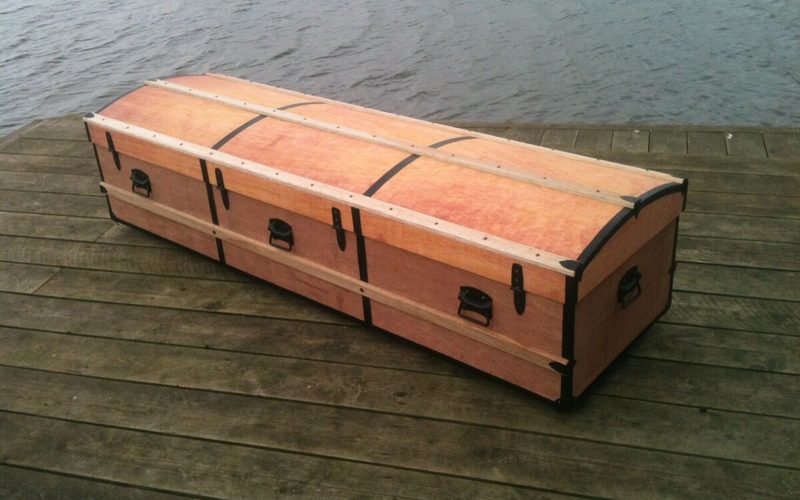 Perry uitvaartkist van De Kistemakker, met gebogen deksel en zwarte banden