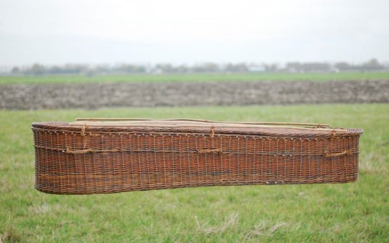 Handgevlochten wilgen grafmand van Mandenmakerij De Mythe