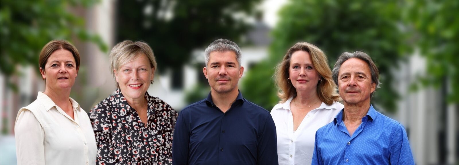 Het team van TotSlot Uitvaartbegeleiding, van links naar rechts: Sascha van den Brink, Simone Koops, Chris Beekman, Femke Barendrecht en Patrick Praaning