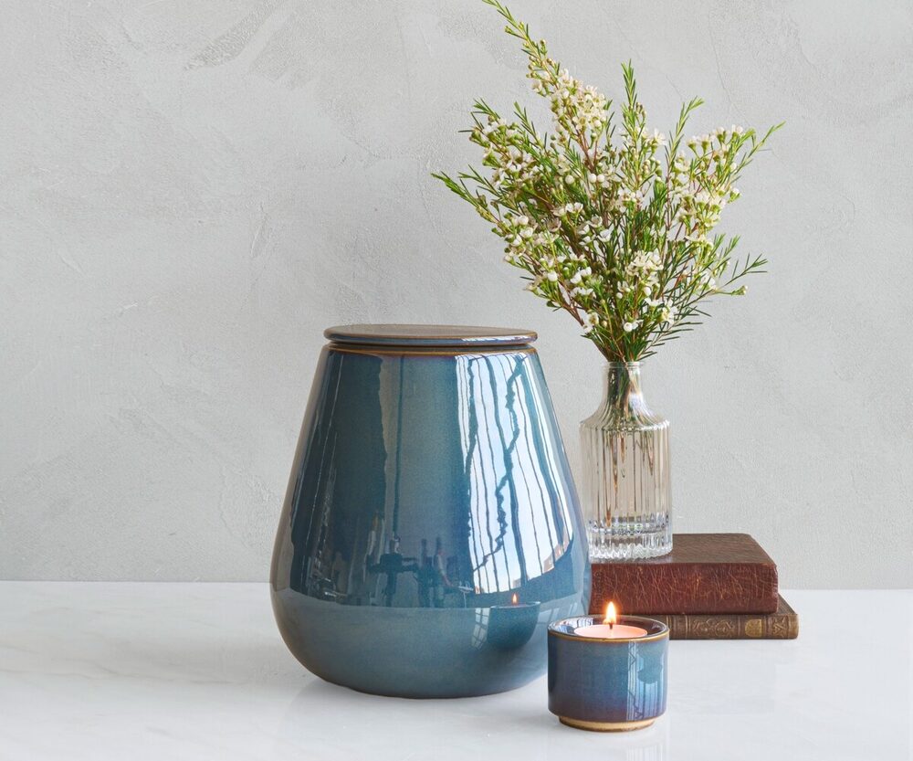 Athos, handgemaakte keramische urn van Artemis in groen en blauw