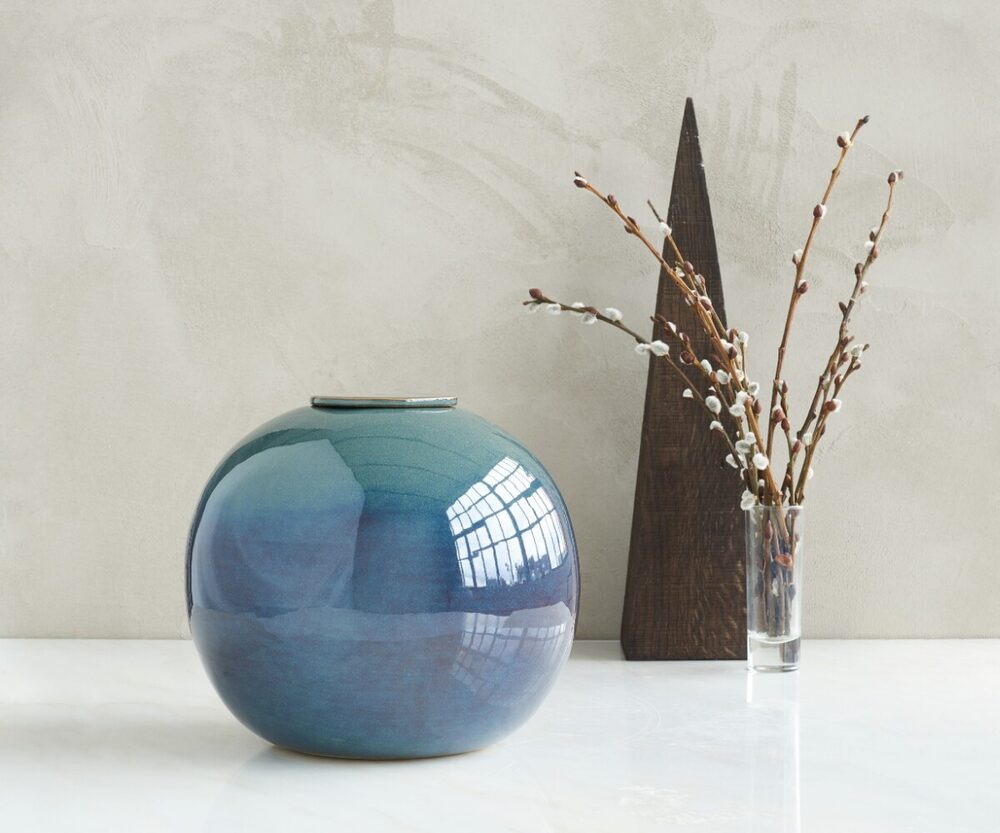 Diona, handgemaakte keramische urn van Artemis in groen en blauw
