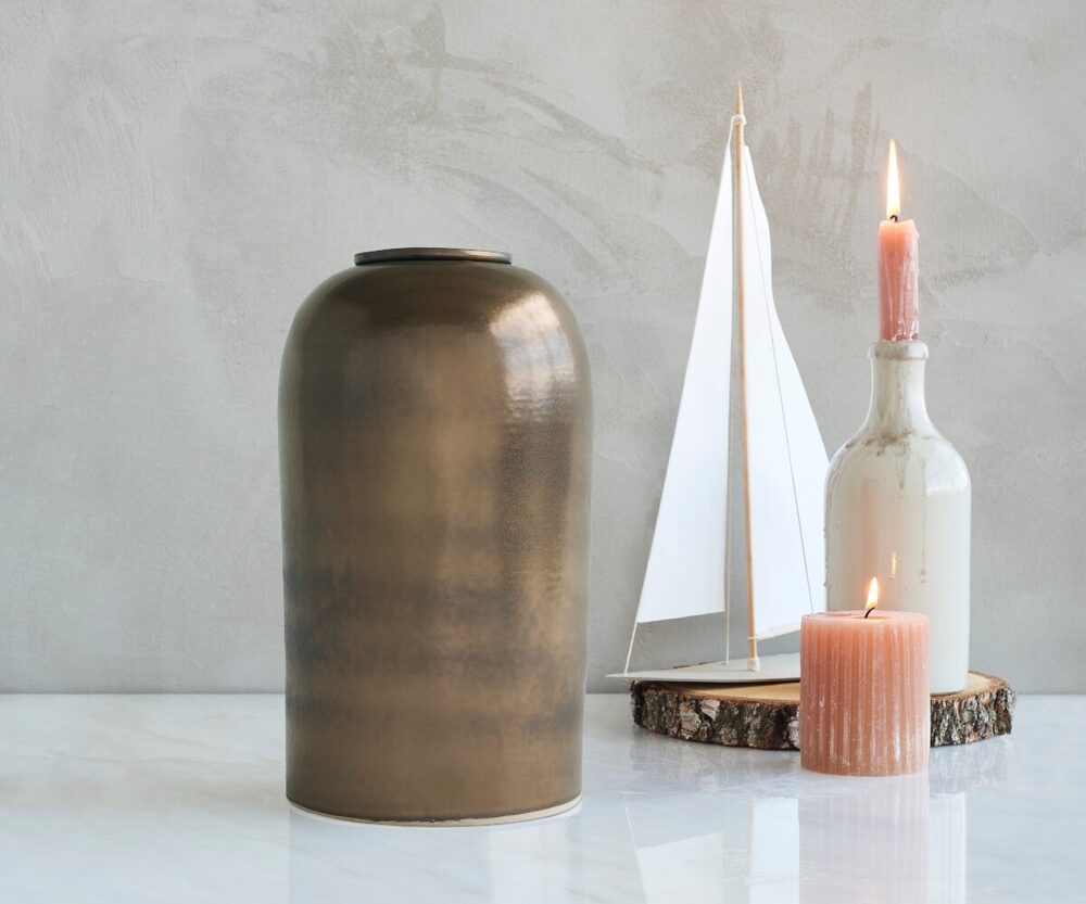 Pelion, handgemaakte keramische urn van Artemis in koperkleurig metallic