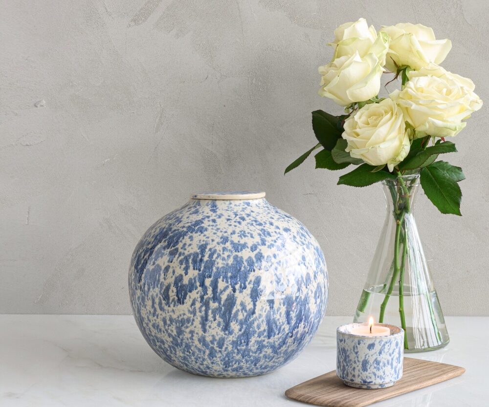 Veda, handgemaakte keramische urn van Artemis in wit en blauw gespikkeld keramiek
