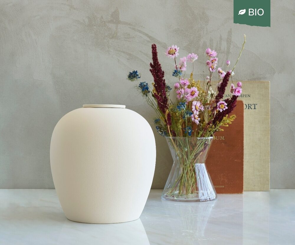 Verno, handgemaakte keramische urn van Artemis in zacht beige engobe