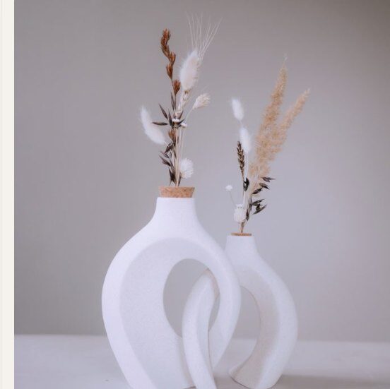 Dubbele urn Infinity Love van Made by Gem: twee witte vazen die in elkaar grijpen