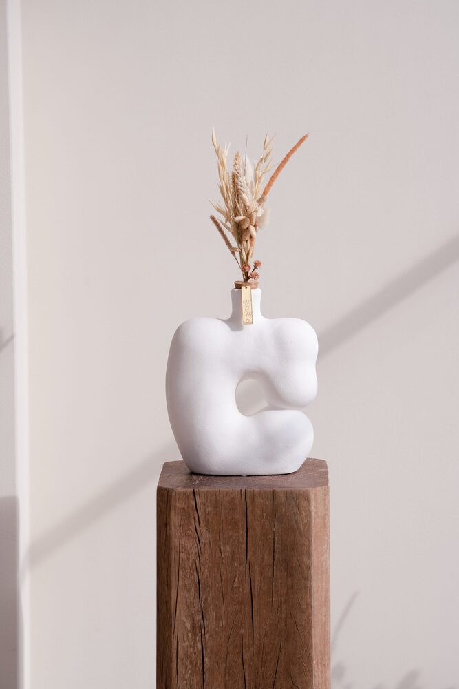 Witte Sterrenvaas Silent Star van Made by Gem in een organische vorm, met een gouden label