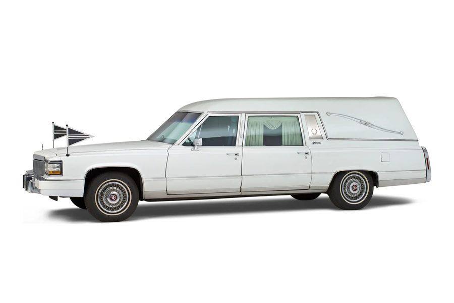 Cadillac Fleetwood uit 1990, klassiek en ingetogen, rouwvervoer bij een uitvaart