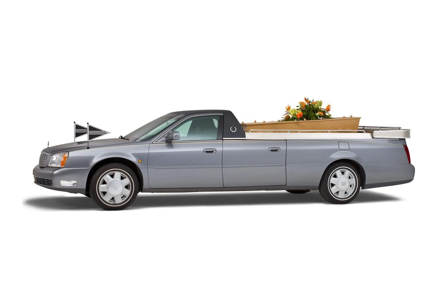 Open Cadillac, klassiek en ingetogen, rouwvervoer bij een uitvaart