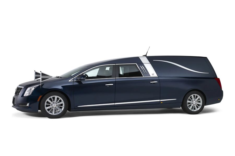 Cadillac in kleur, in kleur, rouwvervoer bij een uitvaart