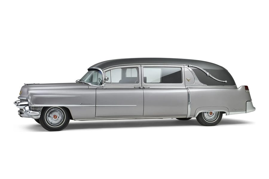 Cadillac Superior uit 1955, klassiek en ingetogen, rouwvervoer bij een uitvaart
