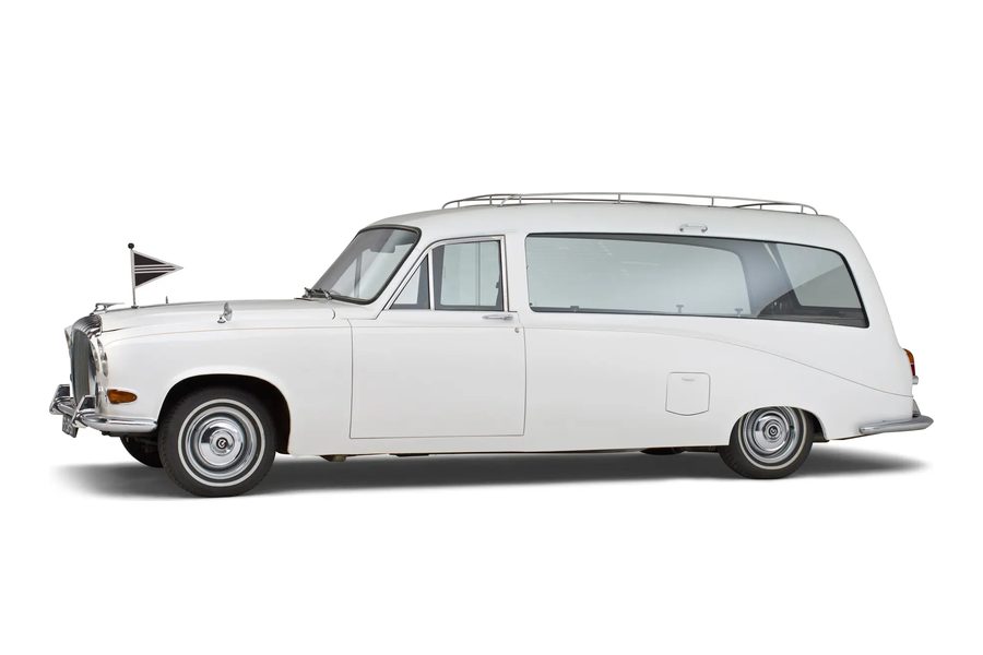Witte Daimler uit 1976, in kleur, rouwvervoer bij een uitvaart