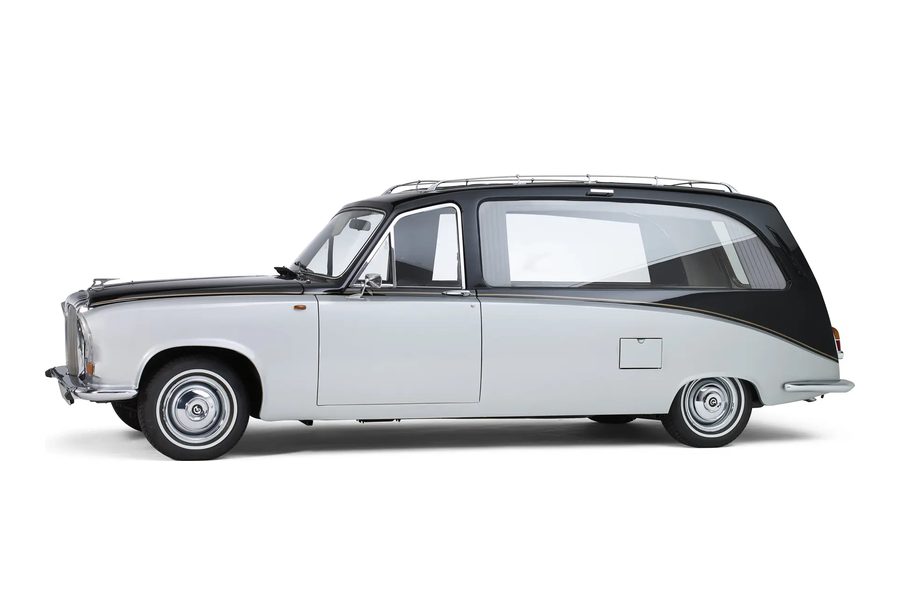 Daimler, klassiek en ingetogen, rouwvervoer bij een uitvaart