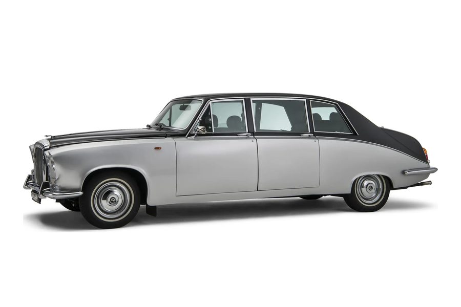Daimler volgauto, volgauto en bus, rouwvervoer bij een uitvaart