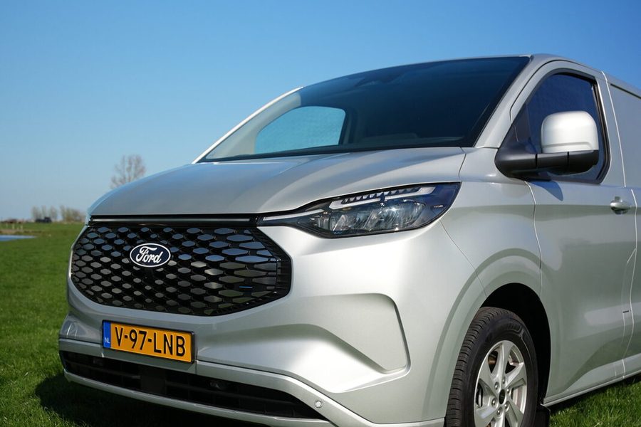 Ford Transit van Uitvaartservice De Haan, rouwvervoer bij een uitvaart