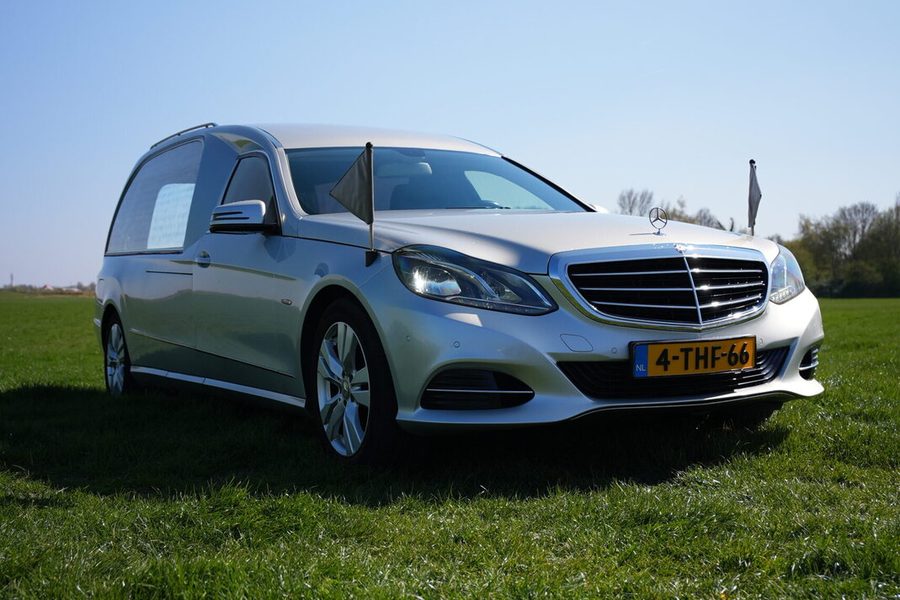 Mercedes E-klasse, zilvergrijs van Uitvaartservice De Haan, rouwvervoer bij een uitvaart