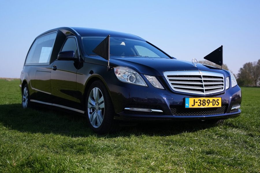 Mercedes E-klasse, zwart van Uitvaartservice De Haan, rouwvervoer bij een uitvaart