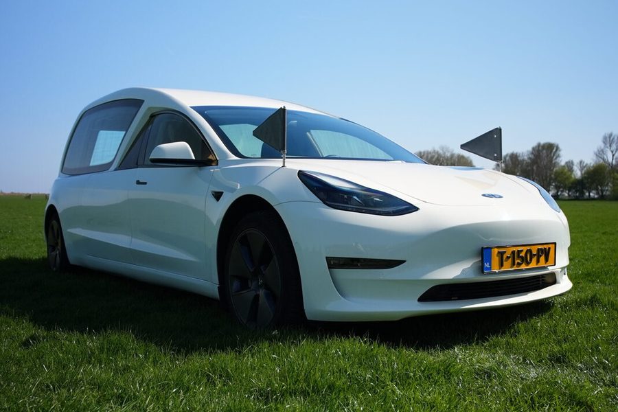 Tesla Model 3, wit van Uitvaartservice De Haan, rouwvervoer bij een uitvaart