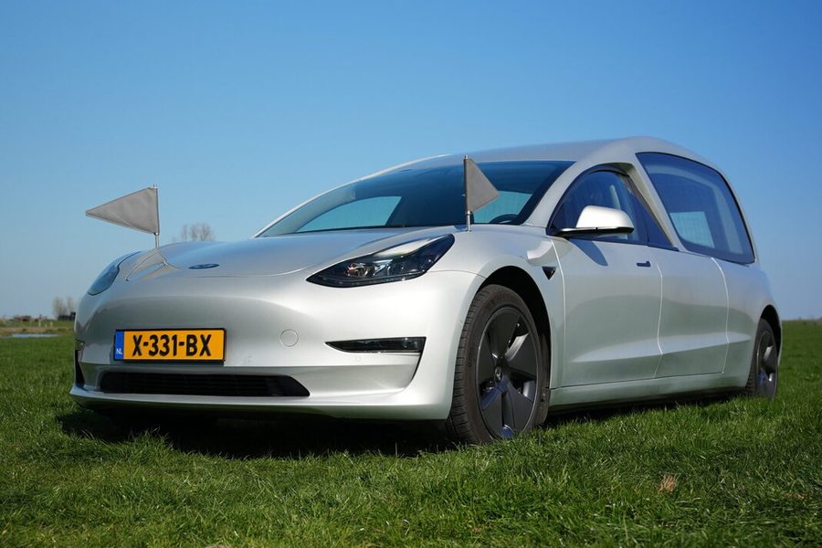 Tesla Model 3, zilvergrijs van Uitvaartservice De Haan, rouwvervoer bij een uitvaart