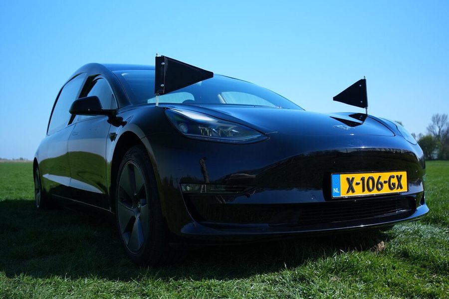 Tesla Model 3, zwart van Uitvaartservice De Haan, rouwvervoer bij een uitvaart