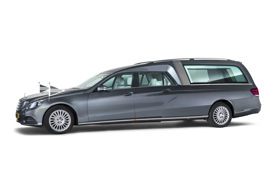 Mercedes familierouwauto, klassiek en ingetogen, rouwvervoer bij een uitvaart