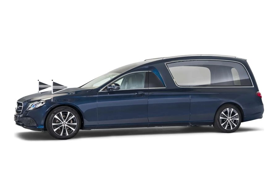 Mercedes in kleur, in kleur, rouwvervoer bij een uitvaart