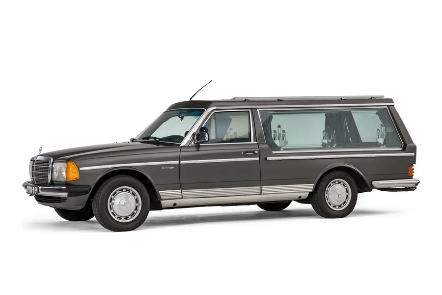 Mercedes W123 Pilato, klassiek en ingetogen, rouwvervoer bij een uitvaart
