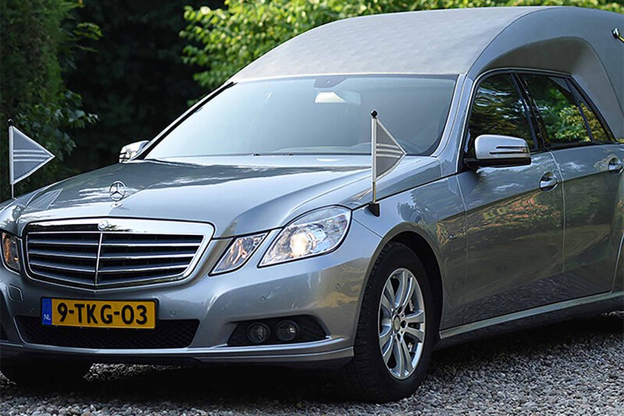 Mercedes rouwauto grijs van Ruud Sikken Overledenenzorg (RSO), rouwvervoer bij een uitvaart