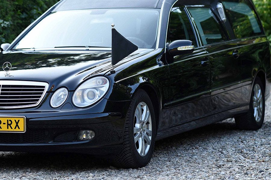 Mercedes rouwauto zwart van Ruud Sikken Overledenenzorg (RSO), rouwvervoer bij een uitvaart