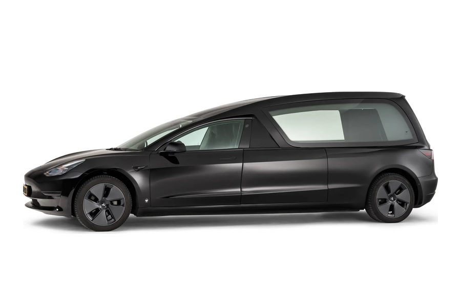 Tesla Model 3, elektrisch, rouwvervoer bij een uitvaart