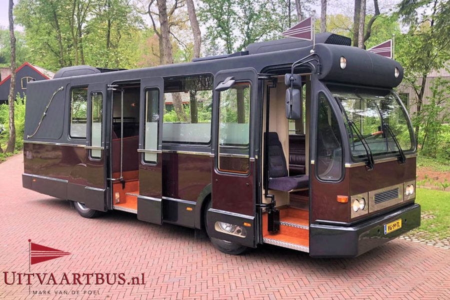 Uitvaartbus van Uitvaartbus.nl, rouwvervoer bij een uitvaart