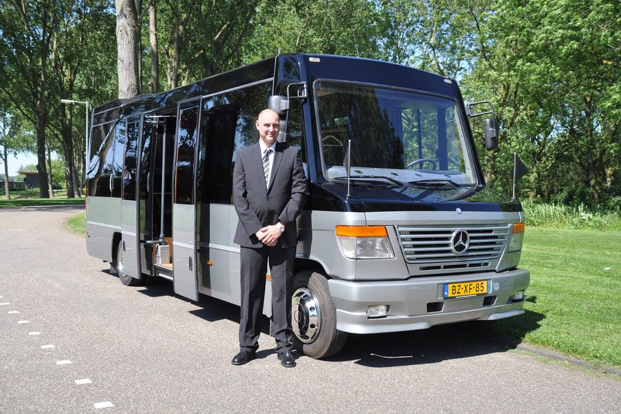 Uitvaartbus van Uitvaartbusservice, rouwvervoer bij een uitvaart